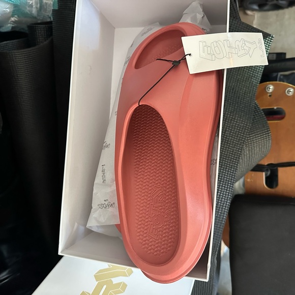 FCTRY LAB KNIGHT RNR SLIDE - Picture 9 of 12